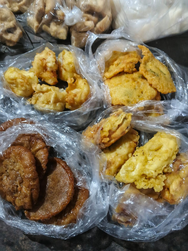 Aneka gorengan bertepung dalam kantung plastik. (Foto: Dok. Pribadi / Melsa Amira Husna)