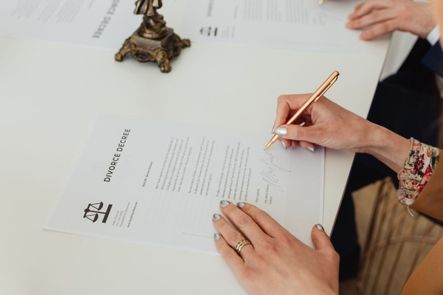 Sumber: Photo by https://kaboompics.com/: https://www.pexels.com/photo/person-signing-on-white-paper-7876053/