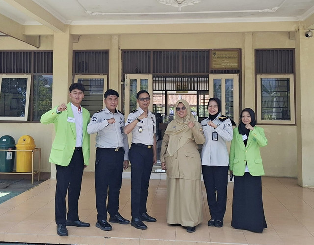 Mahasiswa PPP Bimbingan Penyuluhan Islam UIN Walisongo Semarang turut mendukung pelaksanaan kegiatan SANAK BASSAMA di SMK Negeri 1 Jambu