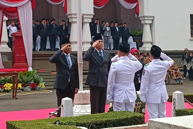 Wamenkomdigi Angga Raka Prabowo menjadi Inspektur Upacara Peringatan Hari Bhakti Postel Ke-81 di Kantor Pusat PT POS Indonesia, Kota Bandung, Minggu (27/9/2026). Foto: Abisatya Ramdhani/kumparan