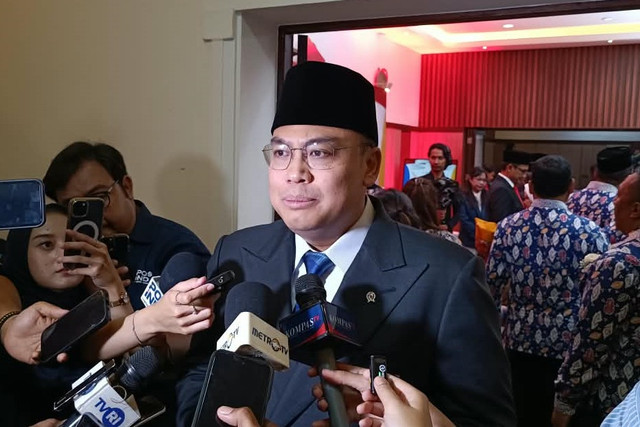 Wamenkomdigi Angga Raka Prabowo usai menghadiri Upacara Peringatan Hari Bhakti Postel Ke-81 di Kantor Pusat PT POS Indonesia, Kota Bandung, Minggu (27/9/2026). Foto: Abisatya Ramdhani/kumparan