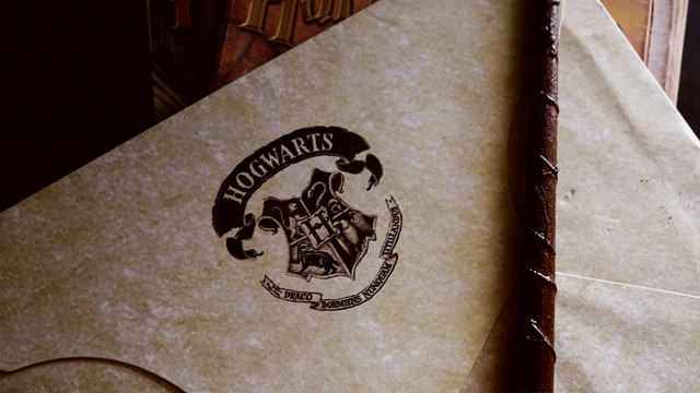 https://unsplash.com/id/foto/logo-harry-potter-di-selembar-kertas-tS-jh0M6JoA?utm_source=unsplash&utm_medium=referral&utm_content=creditShareLink