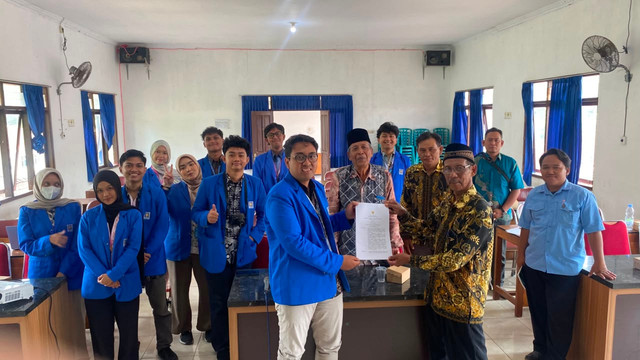 Mahasiswa FH UII menyerahkan hasil penyusunan Rancangan Peraturan Kalurahan kepada perangkat kalurahan, selasa (08/09/2026). (dok. Pribadi)