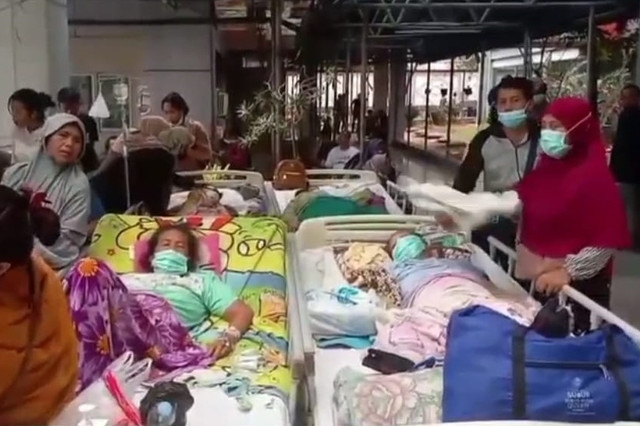 Para pasien yang tengah dirawat dievakuasi imbas kebakaran lantai 2 di RSUD Bekasi, Minggu (27/9/2026). Foto: Dok. Istimewa