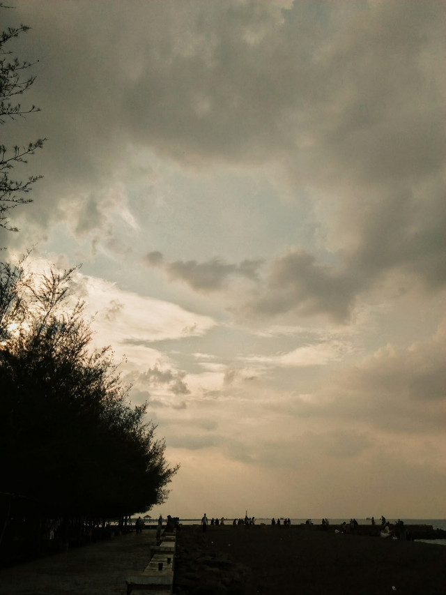 Suasana Pantai di sore hari. (Sumber : Dokumentasi Pribadi)