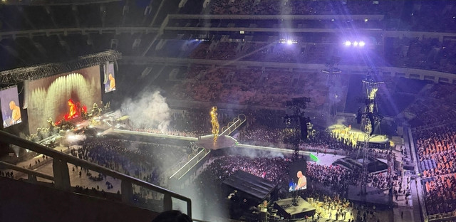 Suasana kemegahan panggung konser The Weeknd di Jakarta International Stadium (JIS), Sabtu (26/9). Foto: Dokumentasi Pribadi.
