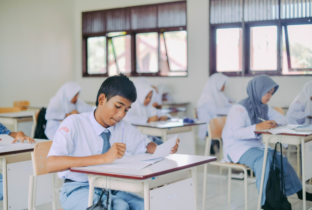 Siswa mengikuti kegiatan pembelajaran di dalam kelas. Sumber foto: Pexels/Airlangga Jati.