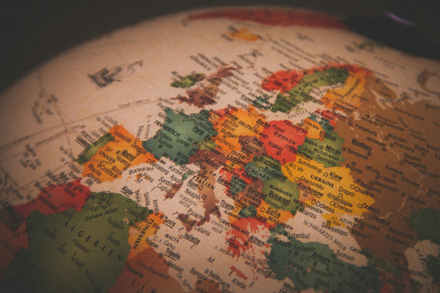 Perubahan geopolitik dan pentingnya otonomi strategis di tengah fragmentasi global. Foto: Christian Lue on Unsplash.