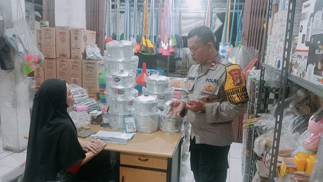 Bhabinkamtibmas Kelurahan Sukamaju, Kecamatan Cilodong, melakukan pengecekan tempat kejadian perkara (TKP) pencurian di Toko Perabot Berkah, Jalan H. Dimun, Sukmajaya, Kota Depok, Minggu (27/9/2026). Foto: Dok. Istimewa