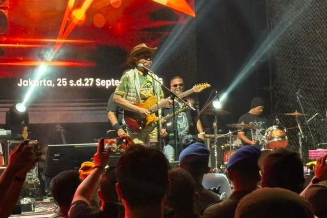 Panglima TNI Jenderal Agus Subiyanto bermain gitar dan bernyanyi saat menghadiri Festival Band Tahun 2026 di Lapangan Bola Aldiron, Pancoran, Jakarta Selatan, Minggu (27/9/2026). Foto: Nauval Pratama/kumparan