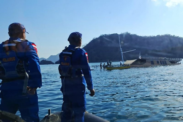 Personel Polaird menyaksikan kapal wisata yang tenggelam usai menyelematkan sejumlah wisatawan yang menjadi korban kapal tenggelam di Labuan Bajo, Minggu (27/9/2026).
Foto: Polres Manggarai Barat/Ho Antara