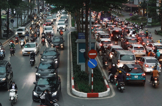 Jalanan kota yang sibuk dipenuhi mobil dan sepeda motor selama jam sibuk sore hari. Foto: https://www.pexels.com/id-id/foto/kemacetan-lalu-lintas-malam-hari-di-lanskap-kota-31842974/