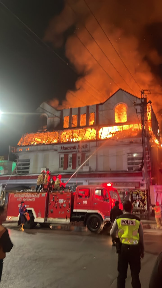 Hamzah Batik Malioboro, Yogyakarta, terbakar pada Senin (28/9) dini hari. Foto: Dok. Istimewa
