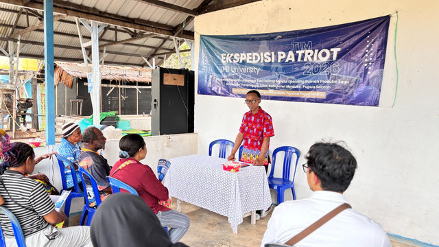 Anggota Kelompok Tani Dwitrap dan para pengrajin sagu sedang mendapatkan pelatihan perawatan mesin sekaligus manajemen produksi dengan prinsip 5R. (Foto: Patriotdwitrap.id)