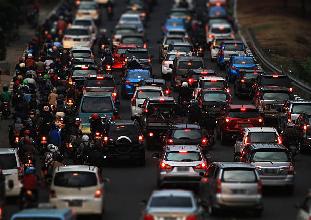 Ilustrasi  Kota Jakarta yang Macet dan Dipenuhi  Kendaraan Buatan Jepang ( Sumber : istockphoto.com )