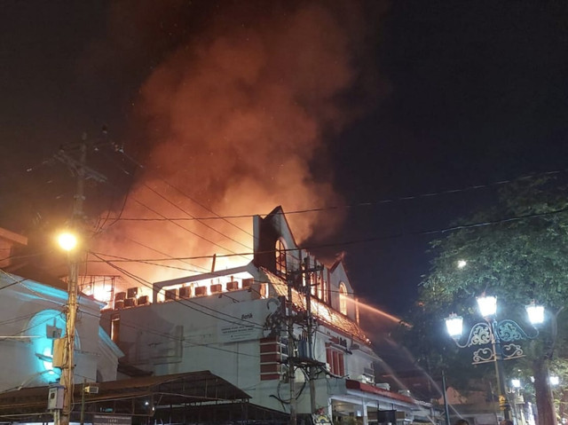 Proses pemadaman api di toko Hamzah Batik Malioboro, Kota Yogyakarta yang terbakar, Senin (28/9). Foto: Dok. Polresta Yogyakarta