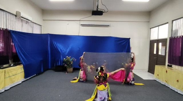 Penampilan anak-anak didik membawakan Tari Pesona Ajer Galuh khas Betawi dalam perlombaan, bukti dedikasi pelatih meski menghadapi realitas apresiasi yang belum menentu. (Foto : Dok. Pribadi)