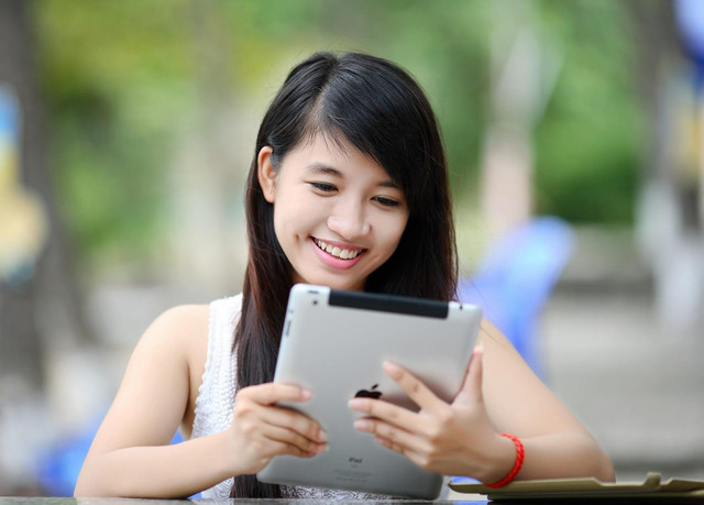 Ilustrasi Generasi Z tumbuh bersama teknologi untuk Memperoleh informasi (Sumber : Pixabay)