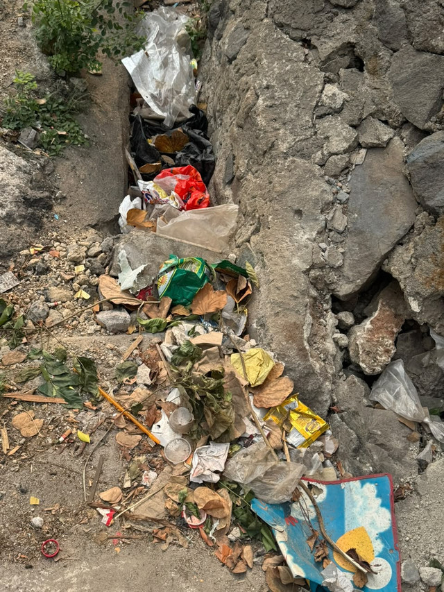Ilustrasi sampah kemasan saset plastik yang berserakan di selokan kawasan Jakarta Selatan. Foto: Dokumentasi pribadi.