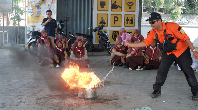 Praktek Penanganan Api bersama Siswa-siswi SMPIT Teladan Kriwen, Sukoharjo (Sumber: DT Peduli)