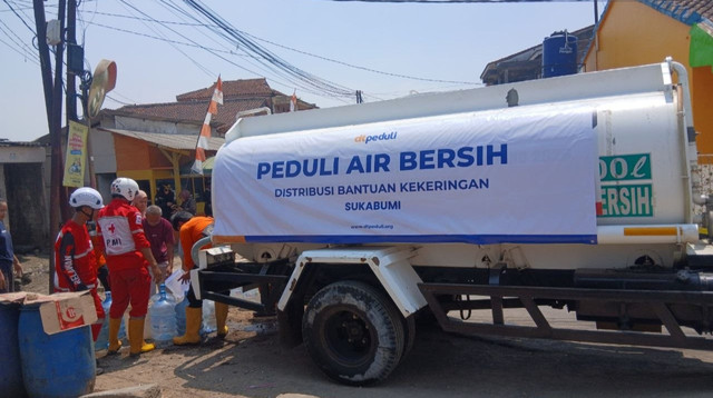 Penyaluran 20.000 Liter Air Bersih untuk masyarakat terdampak kekeringan di Wilayah Kota Sukabumi (Sumber: DT Peduli)