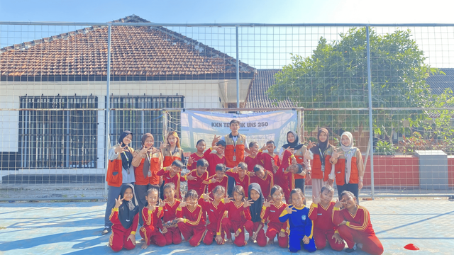 Siswa SD Negeri Kagokan 1 bermain egrang dalam kegiatan KKN 250 UNS. Foto: Dokumentasi KKN 250 UNS.
