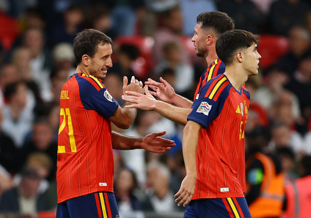 Mikel Oyarzabal merayakan gol ketiga Spanyol bersama Aymeric Laporte. Foto: Peter Cziborra/REUTERS
