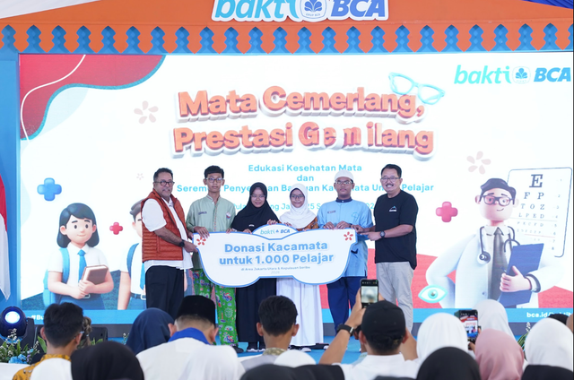 Direktur PT Bank Central Asia Tbk (BCA) Antonius Widodo (paling kanan) dengan didampingi oleh Wakil Gubernur DKI Jakarta Rano Karno (paling kiri) menyerahkan secara simbolis 1.000 kacamata untuk pelajar melalui program "MataCemerlang, Prestasi Gemilang" di Pulau Untung Jawa, Kepulauan Seribu, pada Jumat (25/9). Foto: Dok. BCA