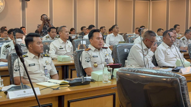 Kepala Lapas Kelas IIA Cibinong yang dicopot, Wisnu Hani Putranto, hadir dalam rapat Komisi XIII DPR pada Senin (28/9/2026). Foto: Abid Raihan/kumparan