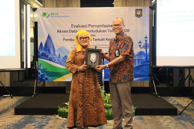 Direktur Integrasi Data Kependudukan Nasional Ditjen Dukcapil, Handayani Ningrum bersama Deputi Manajemen Data dan Analitik BPJSTK, I Made Gede Yagustana, dalam rapat monitoring dan evaluasi pemanfaatan data kependudukan di Yogyakarta, (24-26/9/2026) Foto: Dok. Dukcapil