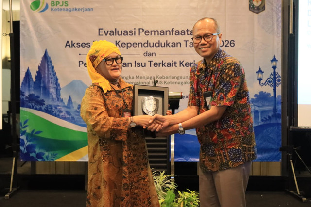 Direktur Integrasi Data Kependudukan Nasional Ditjen Dukcapil, Handayani Ningrum bersama Deputi Manajemen Data dan Analitik BPJSTK, I Made Gede Yagustana, dalam rapat monitoring dan evaluasi pemanfaatan data kependudukan di Yogyakarta, (24-26/9/2026) Foto: Dok. Dukcapil