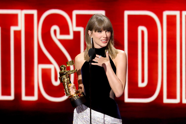 Taylor Swift menerima Penghargaan Video Terbaik Tahun Ini untuk "The Fate of Ophelia" di atas panggung selama MTV Video Music Awards (VMAs) 2026 di Peacock Theater, Los Angeles, California, Minggu (27/9/2026). Foto: Kevin Winter/Getty Images/AFP