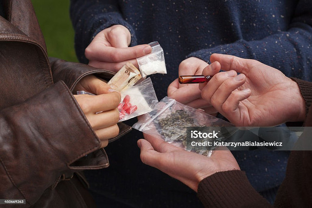 Penggunaan Narkoba Pengaruh Lingkungan. Foto: iStock/KatarzynaBialasiewicz