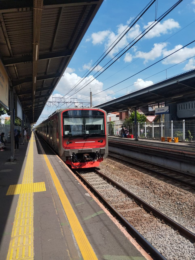 KRL iE305 buatan INKA. Dok. Pribadi