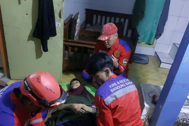 Damkar evakuasi wanita lansia yang rumahnya diterjang banjir di Bandung Barat, Minggu (27/9/2026). Foto: Dok. Istimewa