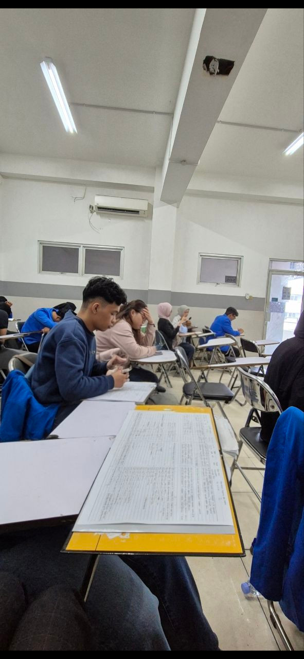"Ilustrasi: Mahasiswa di ruang kelas. Tidak semua yang berprestasi bisa mengakses beasiswa karena terbentur syarat PTN dan batas usia. (Foto: Dokumentasi pribadi)"