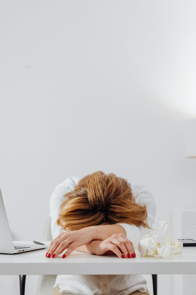 Sumber: https://www.pexels.com/id-id/foto/wanita-perempuan-kaum-wanita-lelah-6028536/