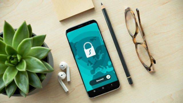 Ilustrasi digital safety adalah.Foto: Dan Nelson / Unsplash