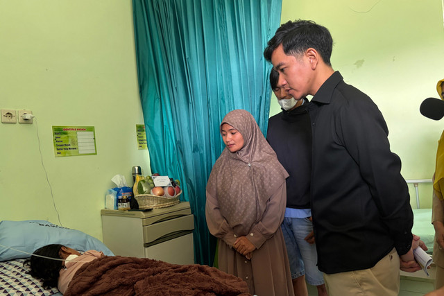 Wakil Presiden (Wapres) Gibran Rakabuming meninjau pasien yang dirawat di RS Kabupaten Batang, Jawa Tengah, Senin (28/9/2026). Foto: BPMI Setwapres