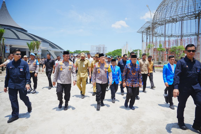Kapolri Jenderal Pol Listyo Sigit Prabowo usai memberikan Kuliah Umum pada  Pengenalan Kehidupan Kampus bagi Mahasiswa Baru (PKKMB) Universitas Muhammadiyah Sumatera Utara (UMSU) Tahun 2026 di Medan, Sumatera Utara, Senin (28/9/2026). Foto: Polri