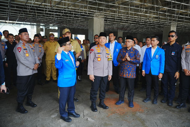 Kapolri Jenderal Pol Listyo Sigit Prabowo usai memberikan Kuliah Umum pada  Pengenalan Kehidupan Kampus bagi Mahasiswa Baru (PKKMB) Universitas Muhammadiyah Sumatera Utara (UMSU) Tahun 2026 di Medan, Sumatera Utara, Senin (28/9/2026). Foto: Polri