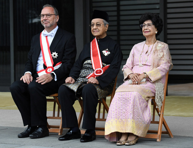 Perdana Menteri Malaysia Mahathir Mohamad (tengah) berfoto bersama istrinya, Siti Hasmah usai menerima penghargaan Grand Cordon of the Order of Paulownia Flowers dalam sebuah upacara penganugerahan di Istana Kekaisaran di Tokyo pada 6 November 2018. Foto: TOSHIFUMI KITAMURA / AFP