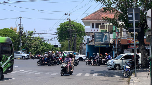 Situasi lalu lintas di perempatan Kedung Cowek, Surabaya, Senin (28/9/2026). Foto: Farusma Okta Verdian/kumparan
