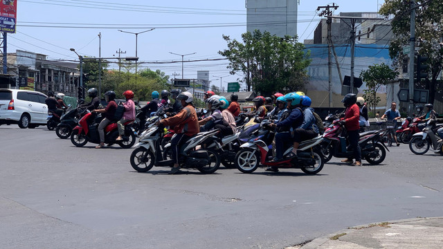 Situasi lalu lintas di perempatan Kedung Cowek, Surabaya, Senin (28/9/2026). Foto: Farusma Okta Verdian/kumparan