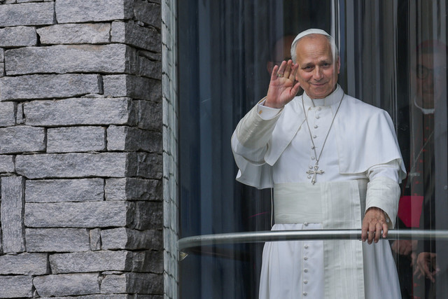 Paus Leo XIV melambaikan tangan saat acara untuk menemui staf dan anggota komunitas orang sakit di Accueil Notre-Dame di Tempat Ziarah Bunda Maria dari Lourdes di Lourdes, Prancis, Minggu (27/9/2026). Foto: Stephane Mahe/REUTERS