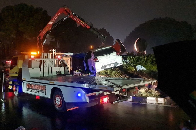 Kecelakaan mobil di taman kampus UPI Bandung, Minggu (28/9/2026). Foto: Dok. Istimewa