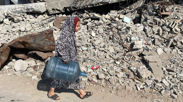 Seorang Gadis Remaja di Gaza sedang membawa galon kosong untuk diisi Air Bersih di titik kumpul distribusi Air Bersih oleh DT Peduli (Sumber: DT Peduli)