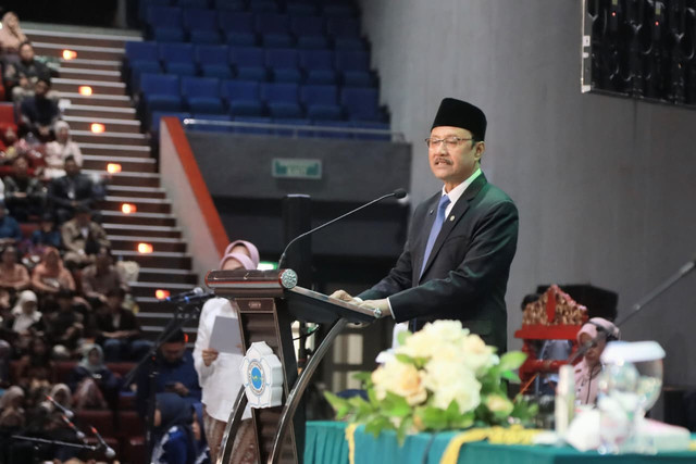 Menteri Sosial Saifullah Yusuf (Gus Ipul) ajak 372 wisudawan Poltekesos Bandung jadi Agen Perlindungan Sosial dan berkontribusi di Sekolah Rakyat dalam sidang senat terbuka di Bandung, Senin (28/9/2026). Foto: Kemensos RI