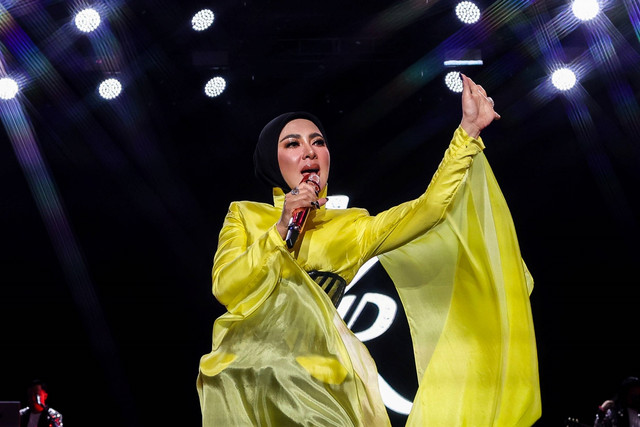 Penyanyi Syahrini tampil pada festival musik Pestapora di JIExpo Kemayoran, Jakarta, Minggu (27/9/2026). Foto: Darryl Ramadhan/ANTARA FOTO