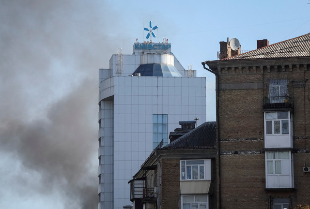 Asap membubung di atas kantor pusat Kyivstar, salah satu perusahaan telekomunikasi terbesar di Ukraina, yang terkena serangan drone di Kiev, Ukraina, Minggu (27/9/2026). Foto: Gleb Garanich/REUTERS